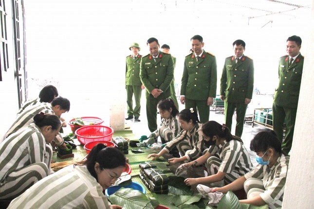 Nhiều phạm nhân được giảm án, dự cơm tất niên Nhiều phạm nhân được giảm án, dự cơm tất niên