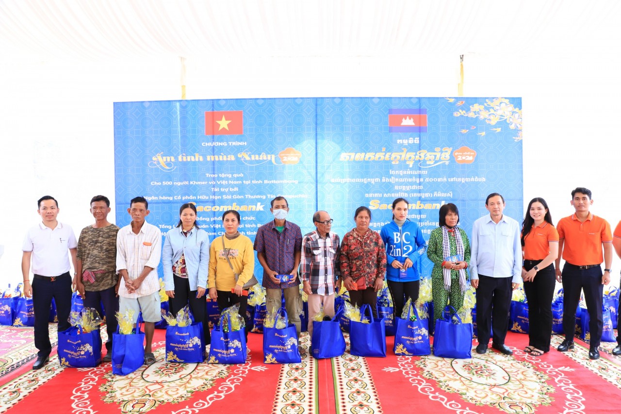 Quà Tết gửi tặng bà con gốc Việt tại Campuchia Quà Tết gửi tặng bà con gốc Việt tại Campuchia