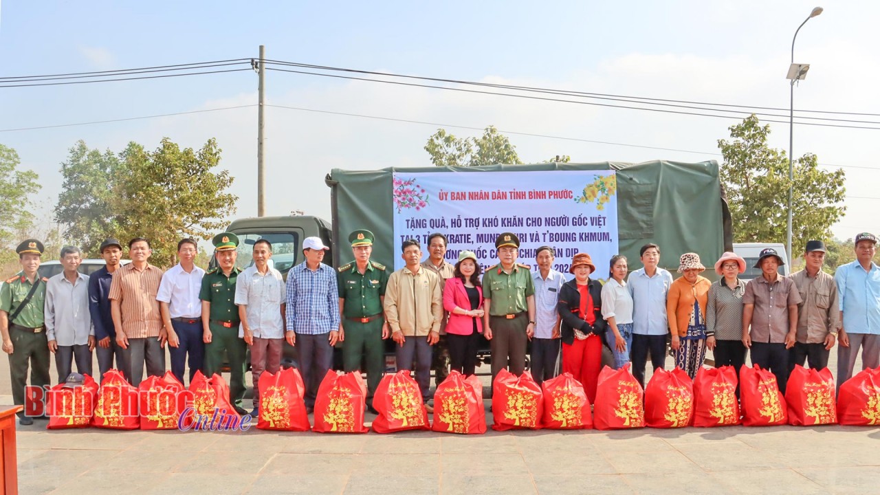Quà Tết gửi tặng bà con gốc Việt tại Campuchia Quà Tết gửi tặng bà con gốc Việt tại Campuchia