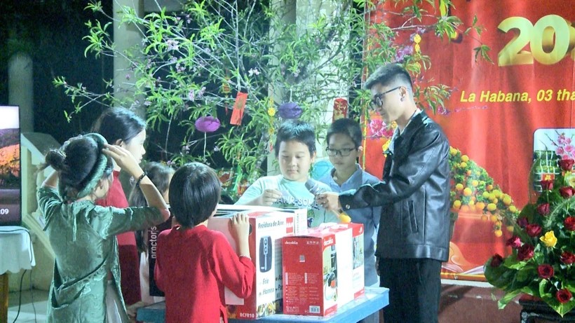 inh viên, học sinh Việt Nam tại Cuba chơi hái hoa dân chủ và quay sổ xố gây quỹ cho các hoạt động của Đoàn TNCS Hồ Chí Minh tại Cuba. (Ảnh: Mai Phương/TTXVN) inh viên, học sinh Việt Nam tại Cuba chơi hái hoa dân chủ và quay sổ xố gây quỹ cho các hoạt động của Đoàn TNCS Hồ Chí Minh tại Cuba. (Ảnh: Mai Phương/TTXVN)