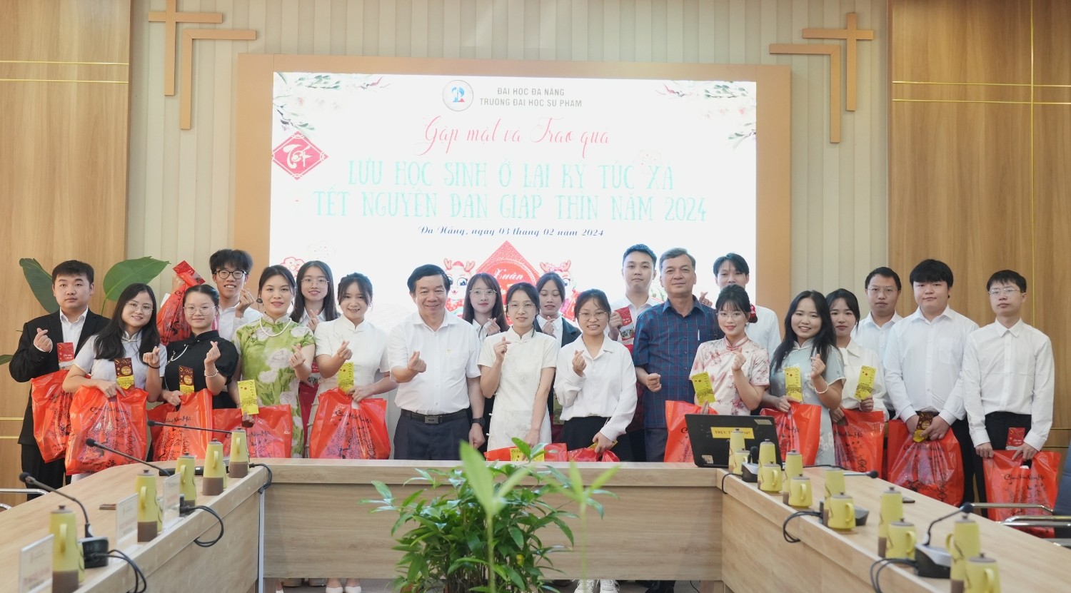 Trường Đại học Sư phạm – Đại học Đà Nẵng tặng quà Tết lưu học sinh quốc tế Trường Đại học Sư phạm – Đại học Đà Nẵng tặng quà Tết lưu học sinh quốc tế