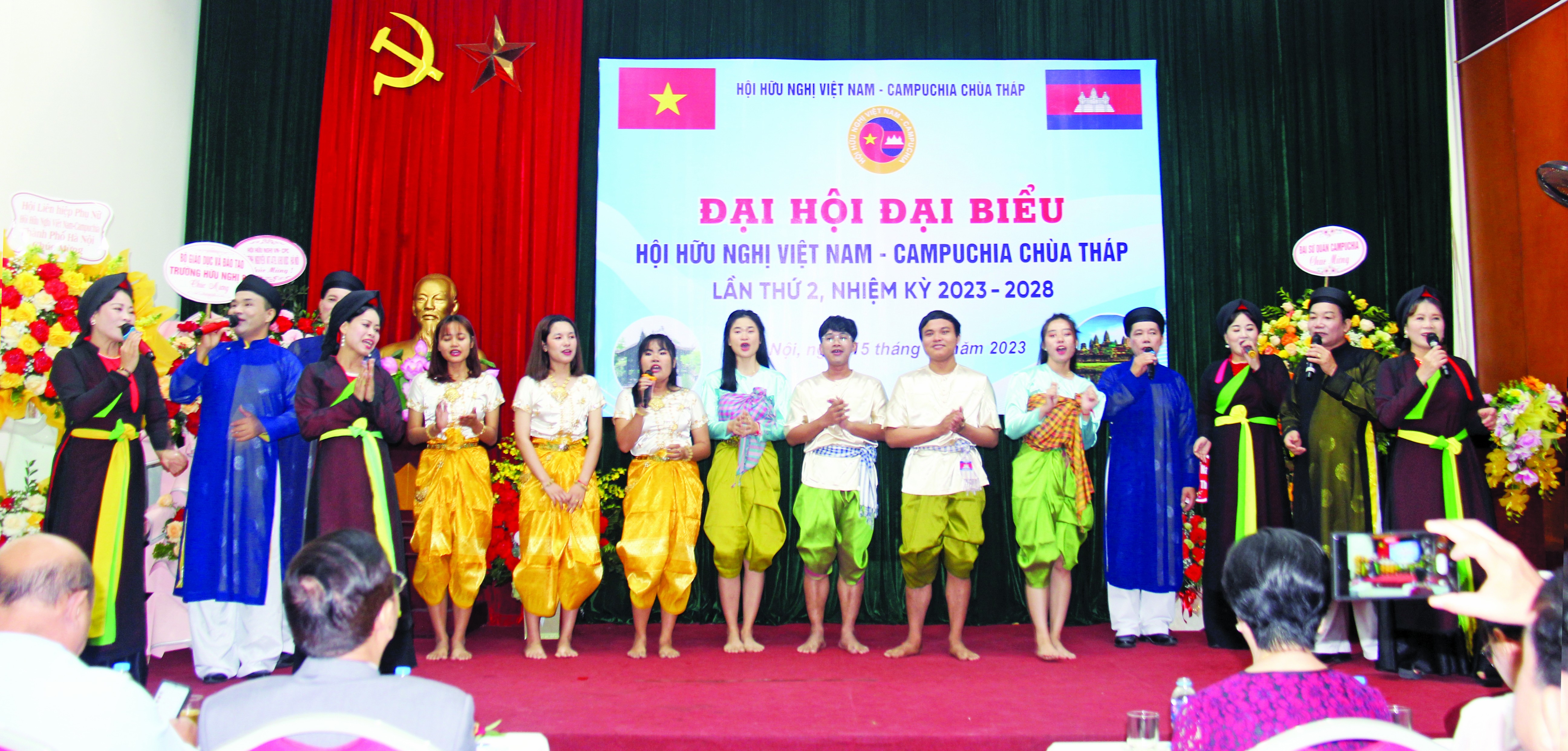 Chu thich Anh: Các lưu học sinh Campuchia biểu diễn văn nghệ tại Đại hội đại biểu Hội hữu nghị Việt Nam - Campuchia Chùa Tháp lần thứ II, nhiệm kỳ 2023-2028, tháng 10/2023. (Ảnh: Thành Luân) Chu thich Anh: Các lưu học sinh Campuchia biểu diễn văn nghệ tại Đại hội đại biểu Hội hữu nghị Việt Nam - Campuchia Chùa Tháp lần thứ II, nhiệm kỳ 2023-2028, tháng 10/2023. (Ảnh: Thành Luân)