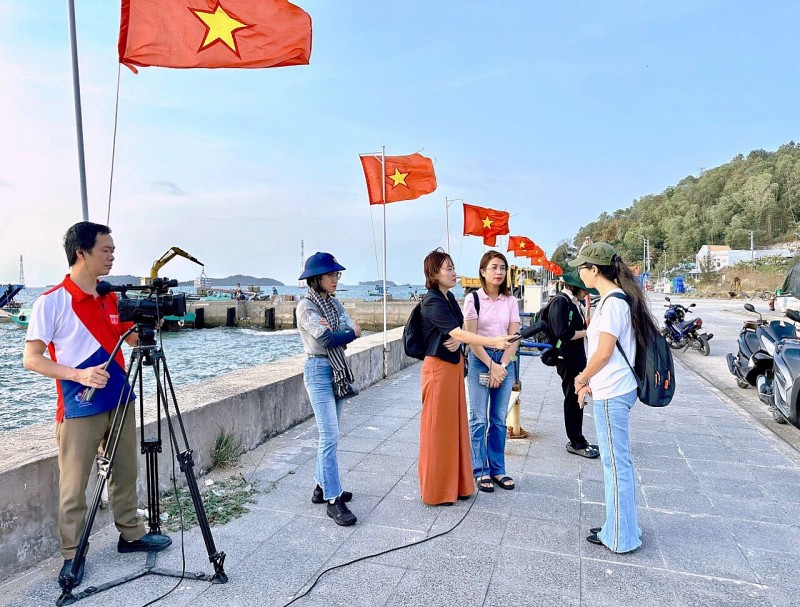 Nghĩa tình theo từng con sóng Nghĩa tình theo từng con sóng