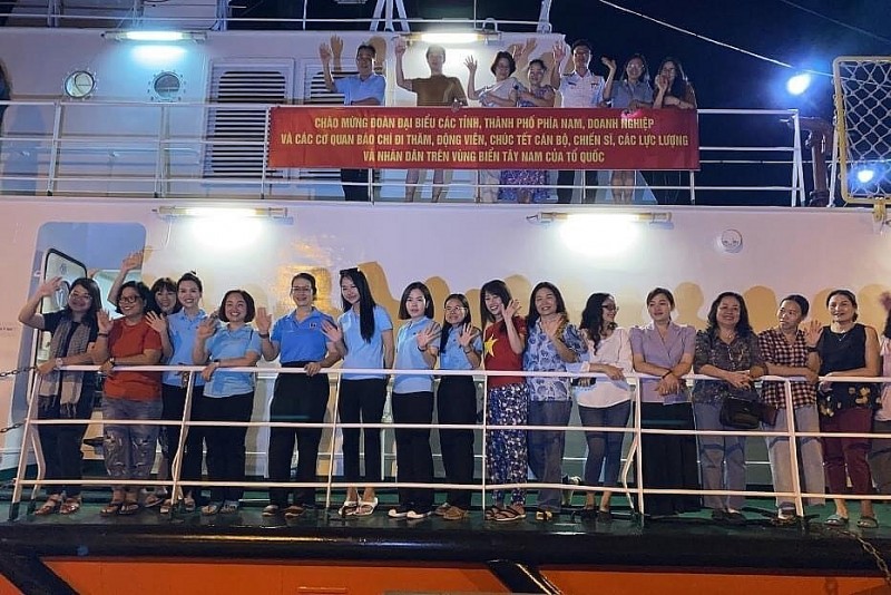 Nghĩa tình theo từng con sóng Nghĩa tình theo từng con sóng