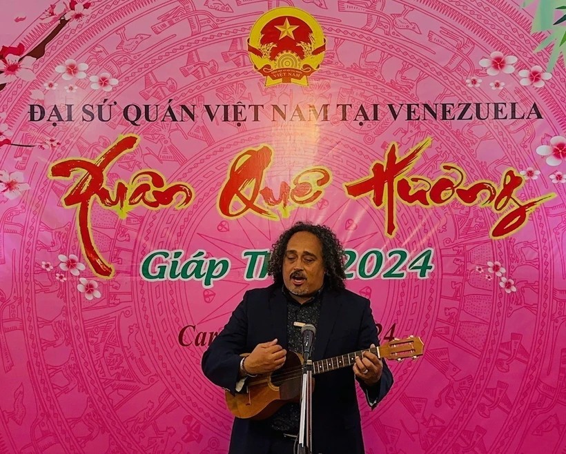 Ca sỹ Alí Alejandro Primera biểu diễn một số ca khúc ca ngợi Chủ tịch Hồ Chí Minh. (Ảnh: TTXVN phát) Ca sỹ Alí Alejandro Primera biểu diễn một số ca khúc ca ngợi Chủ tịch Hồ Chí Minh. (Ảnh: TTXVN phát)