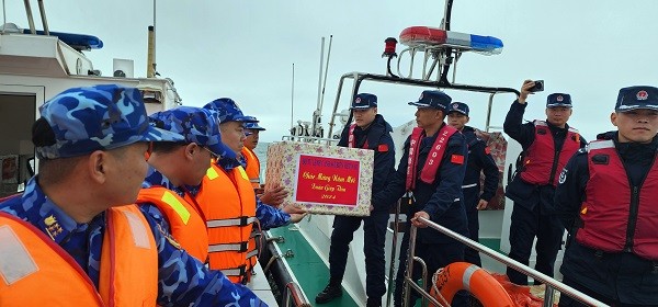 Lực lượng tham gia tuần tra chung trao tặng quà Tết của Bộ Tư lệnh Cảnh sát biển Việt Nam cho Cảnh sát biển Trung Quốc. Lực lượng tham gia tuần tra chung trao tặng quà Tết của Bộ Tư lệnh Cảnh sát biển Việt Nam cho Cảnh sát biển Trung Quốc.