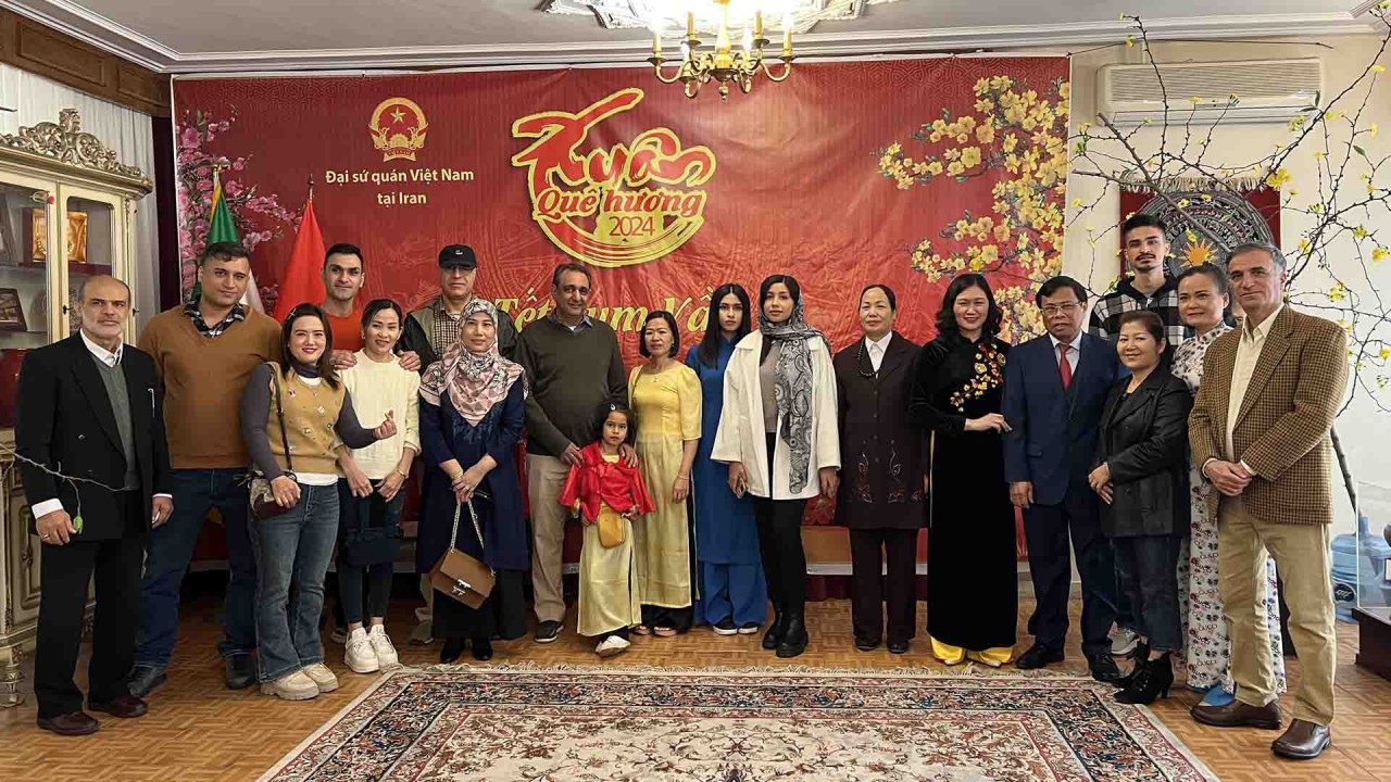 Đại sứ Lương Quốc Huy và phu nhân chụp hình lưu niệm cùng bà con người Việt tại Iran và gia đình Đại sứ Lương Quốc Huy và phu nhân chụp hình lưu niệm cùng bà con người Việt tại Iran và gia đình