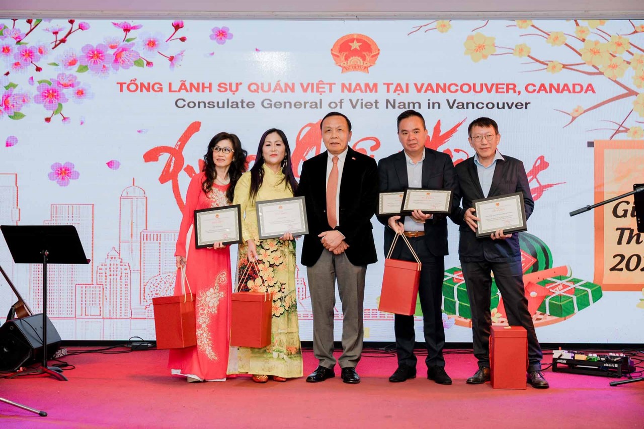 Tổng lãnh sự Nguyễn Quang Trung trao tặng giấy khen ghi nhận sự đóng góp tích cực, hiệu quả của VCBA và một số cá nhân tiêu biểu trong việc tăng cường quan hệ hợp tác hữu nghị Việt Nam-Canada. Tổng lãnh sự Nguyễn Quang Trung trao tặng giấy khen ghi nhận sự đóng góp tích cực, hiệu quả của VCBA và một số cá nhân tiêu biểu trong việc tăng cường quan hệ hợp tác hữu nghị Việt Nam-Canada.