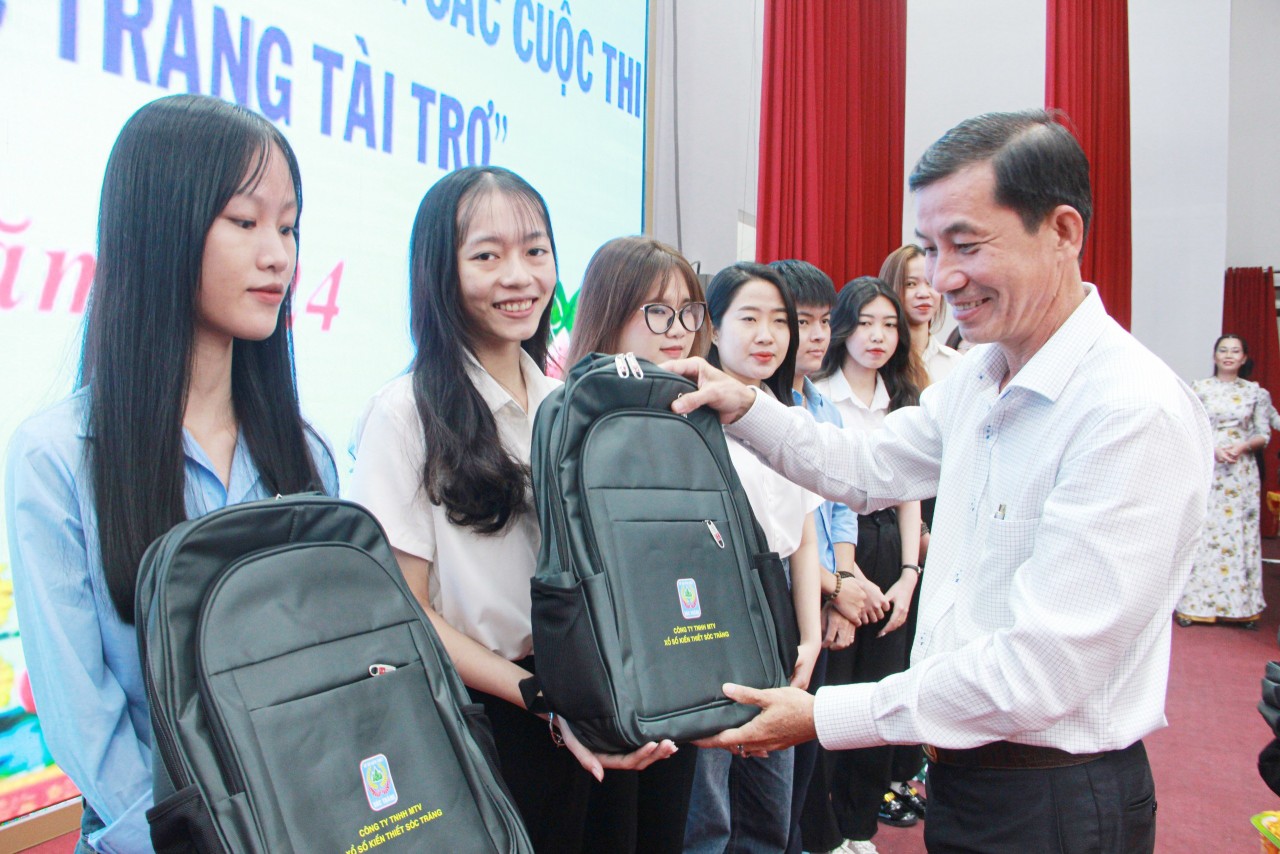 Trao 397 suất học bổng khuyến học, khuyến tài “Lương Định Của” tại Sóc Trăng Trao 397 suất học bổng khuyến học, khuyến tài “Lương Định Của” tại Sóc Trăng