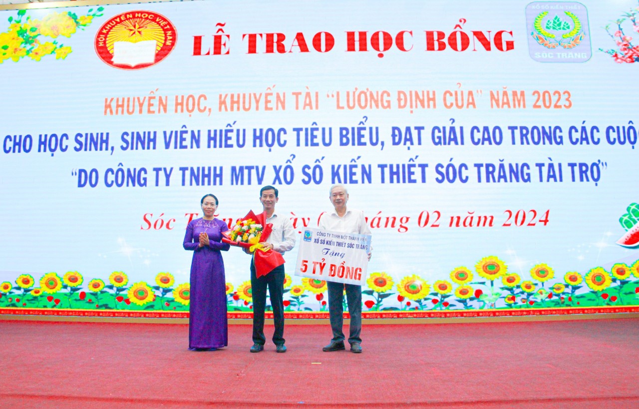 Trao 397 suất học bổng khuyến học, khuyến tài “Lương Định Của” tại Sóc Trăng Trao 397 suất học bổng khuyến học, khuyến tài “Lương Định Của” tại Sóc Trăng