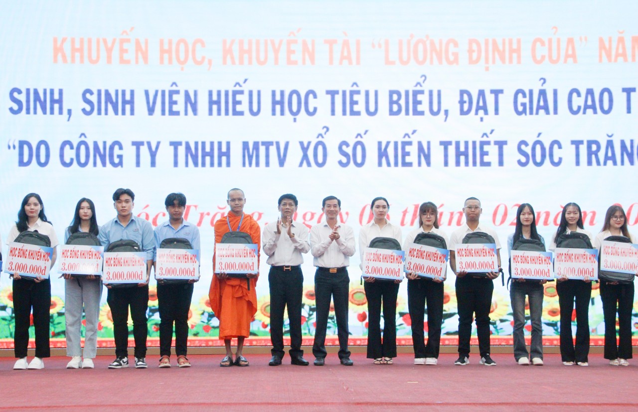 Trao 397 suất học bổng khuyến học, khuyến tài “Lương Định Của” tại Sóc Trăng Trao 397 suất học bổng khuyến học, khuyến tài “Lương Định Của” tại Sóc Trăng