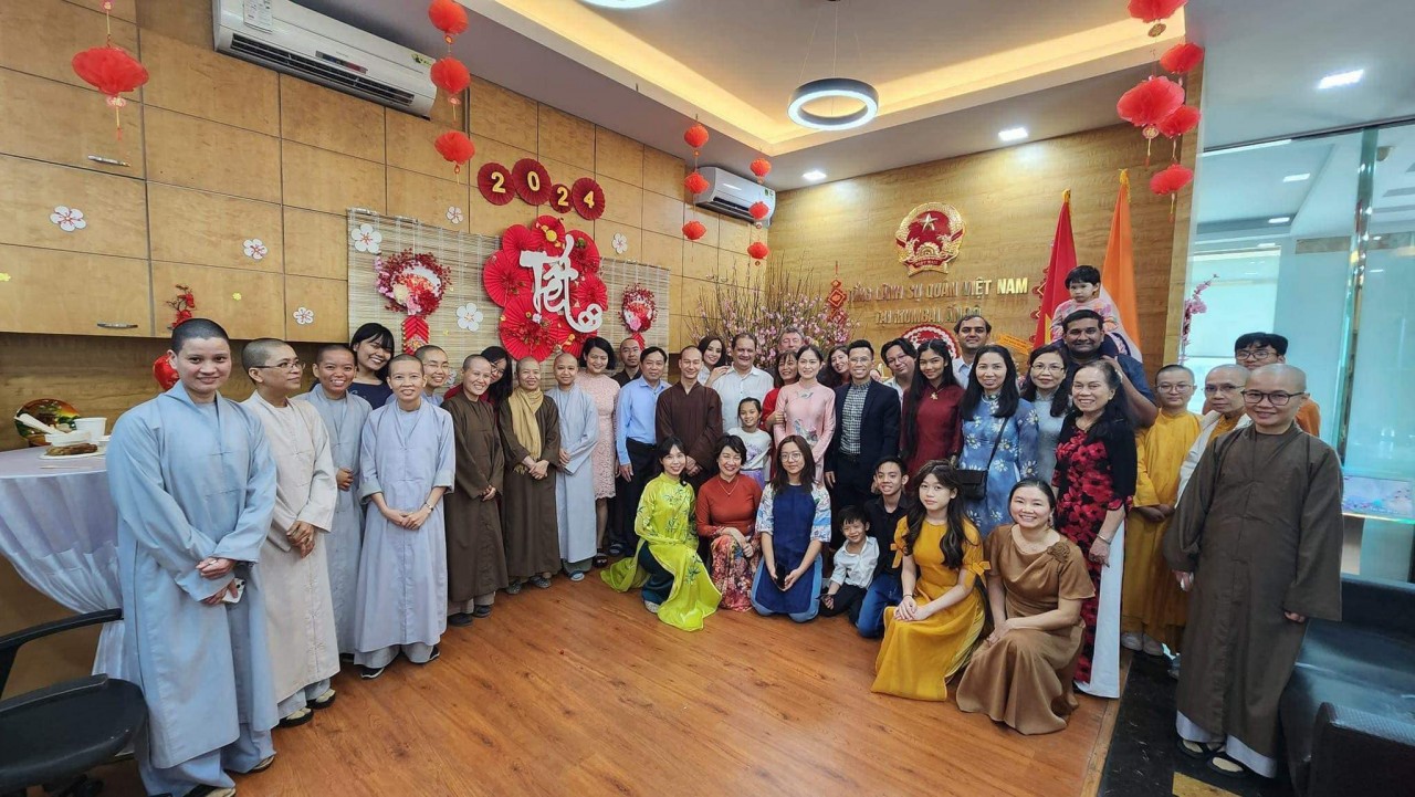 Bustling Vietnamese Tet in Many Countries around The World Bustling Vietnamese Tet in Many Countries around The World