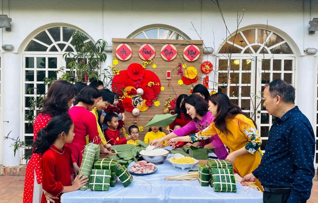 Bustling Vietnamese Tet in Many Countries around The World Bustling Vietnamese Tet in Many Countries around The World