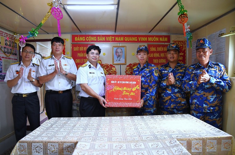 Đại tá Trịnh Xuân Tùng tặng quà cán bộ, chiến sĩ Tàu 627 (Ảnh: Văn Định). Đại tá Trịnh Xuân Tùng tặng quà cán bộ, chiến sĩ Tàu 627 (Ảnh: Văn Định).