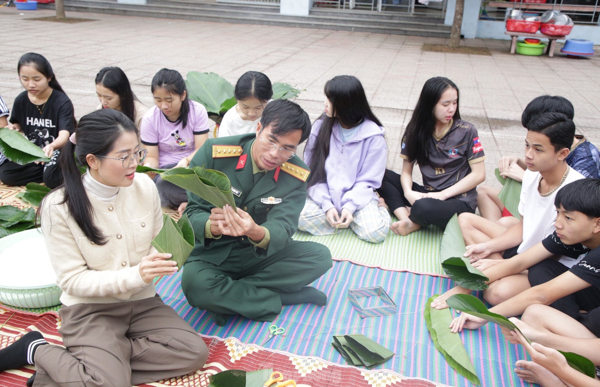 Chiến sĩ bộ đội hướng dẫn du học sinh L&agrave;o g&oacute;i b&aacute;nh chưng, trải nghiệm Tết Việt ảnh 4