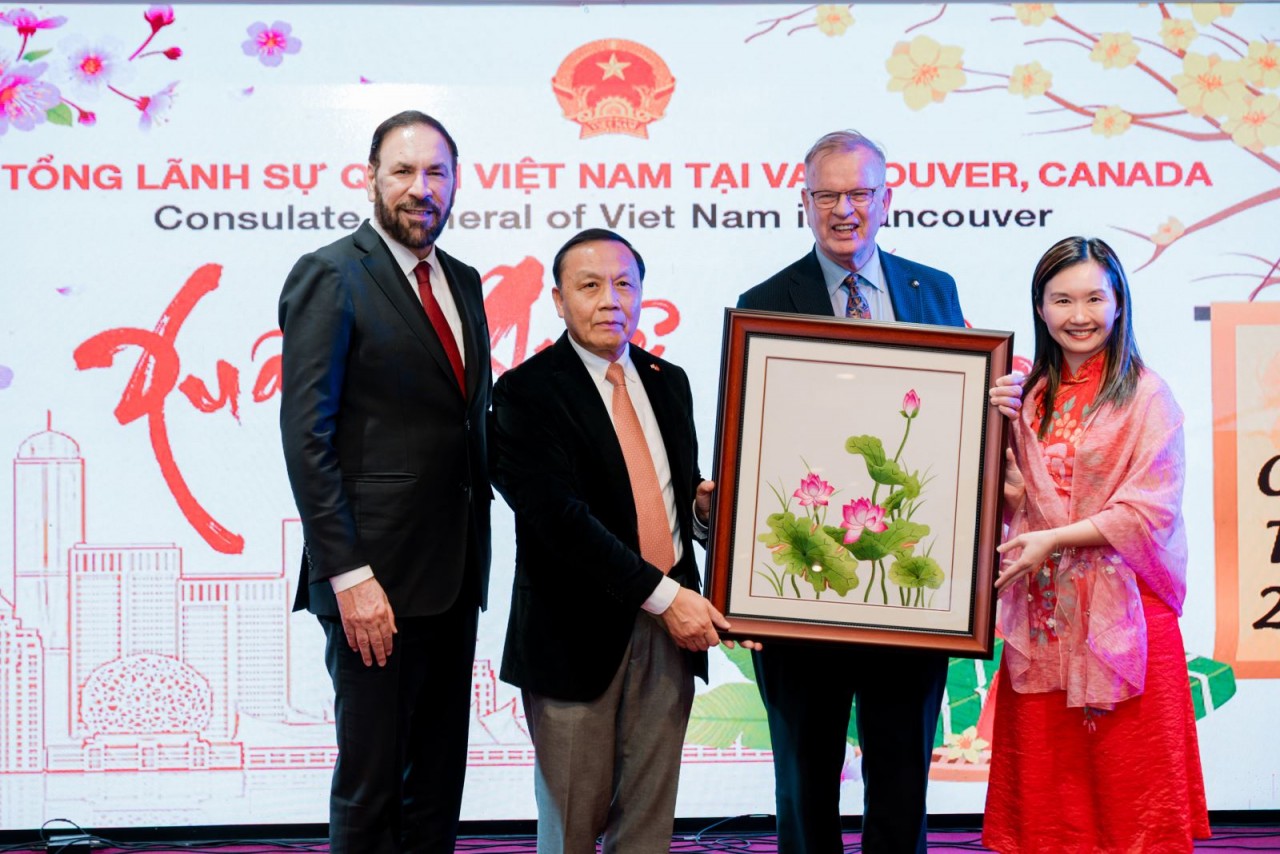 Trao tặng kỷ niệm chương hữu nghị cho Tổng lãnh sự Việt Nam tại Vancouver Trao tặng kỷ niệm chương hữu nghị cho Tổng lãnh sự Việt Nam tại Vancouver