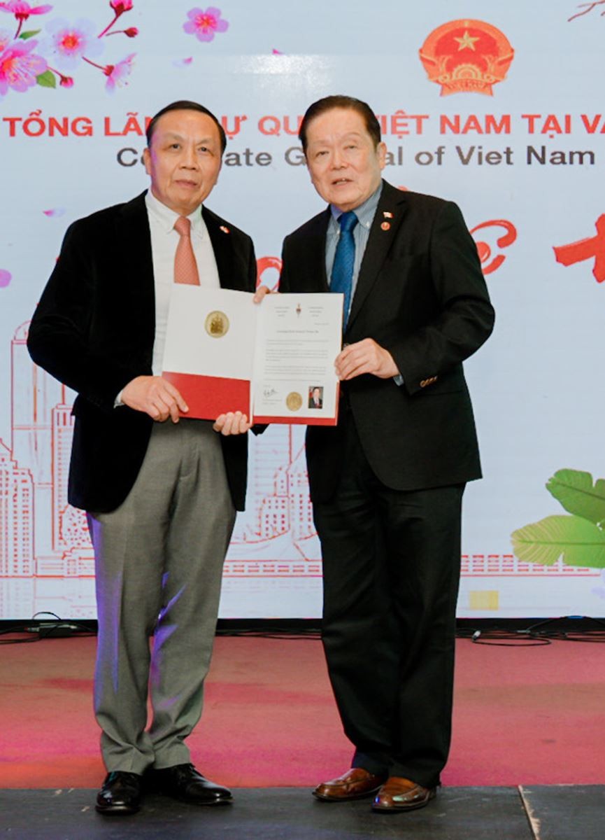 Trao tặng kỷ niệm chương hữu nghị cho Tổng lãnh sự Việt Nam tại Vancouver Trao tặng kỷ niệm chương hữu nghị cho Tổng lãnh sự Việt Nam tại Vancouver
