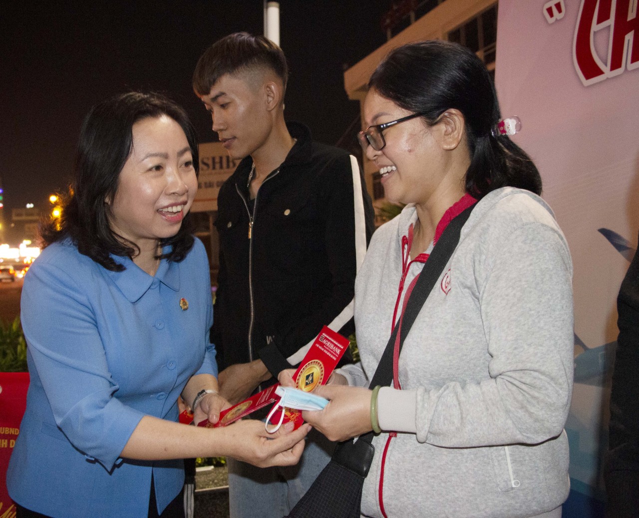 Phó Chủ tịch Tổng Liên đoàn Lao động Việt Nam Thái Thu Xương trao quà cho người lao động (Ảnh: Phó Chủ tịch Tổng Liên đoàn Lao động Việt Nam Thái Thu Xương trao quà cho người lao động (Ảnh: