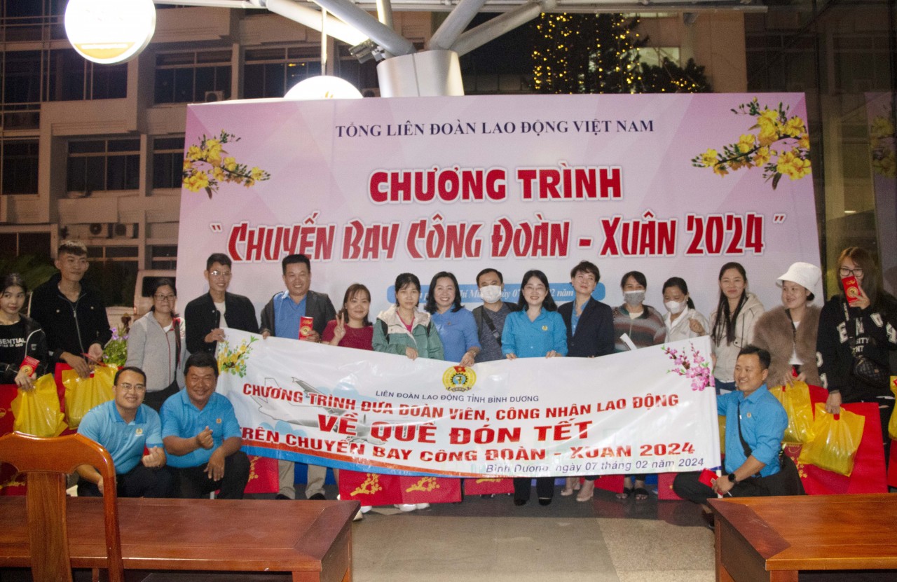 Các đồng chí lãnh đạo trao quà và chụp hình lưu niệm cùng anh chị em CNLĐ tỉnh Bình Dương tham gia Ấm áp “Chuyến bay Công đoàn Xuân 2024 ” đưa công nhân về quê đón Tết Giáp Thìn