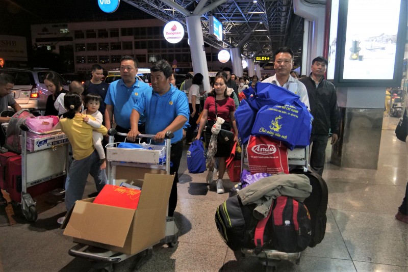 Ấm áp “Chuyến bay Công đoàn Xuân 2024 ” đưa công nhân về quê đón Tết Giáp Thìn Ấm áp “Chuyến bay Công đoàn Xuân 2024 ” đưa công nhân về quê đón Tết Giáp Thìn