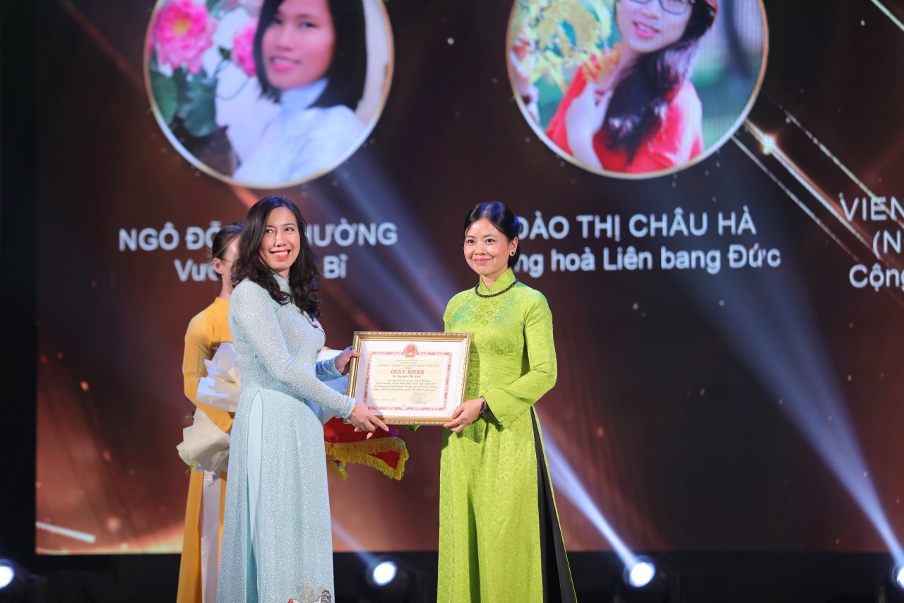 Cô giáo Nguyễn Thuỳ Liên (Malaysia, bên phải) được vinh danh là Sứ giả tiếng Việt. (Ảnh: Linh Đức).