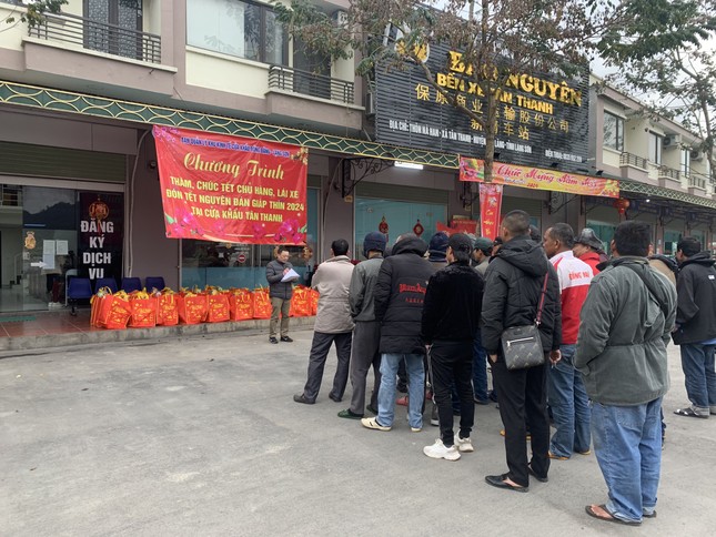 Hơn 100 l&aacute;i xe đ&oacute;n giao thừa tại bi&ecirc;n giới Lạng Sơn ảnh 1