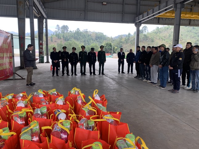Hơn 100 l&aacute;i xe đ&oacute;n giao thừa tại bi&ecirc;n giới Lạng Sơn ảnh 2