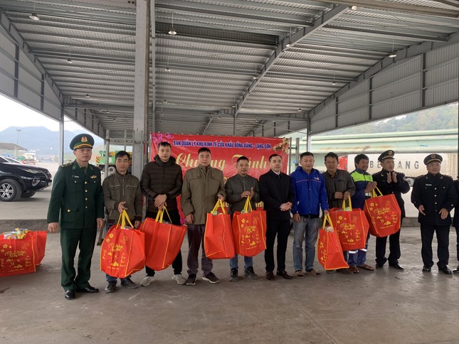 Hơn 100 l&aacute;i xe đ&oacute;n giao thừa tại bi&ecirc;n giới Lạng Sơn ảnh 4