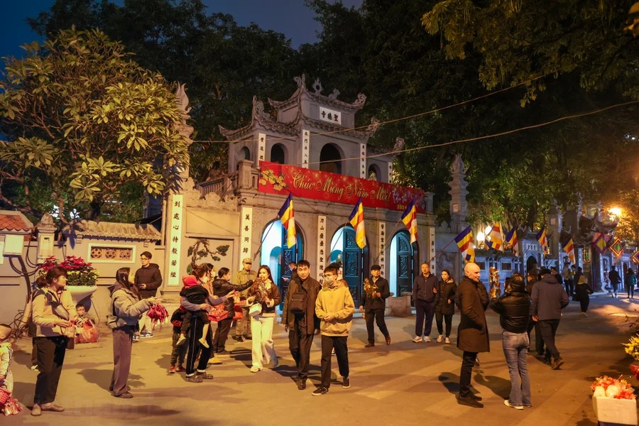 Người dân Thủ đô nô nức đi chùa cầu an sau thời khắc Giao thừa Người dân Thủ đô nô nức đi chùa cầu an sau thời khắc Giao thừa