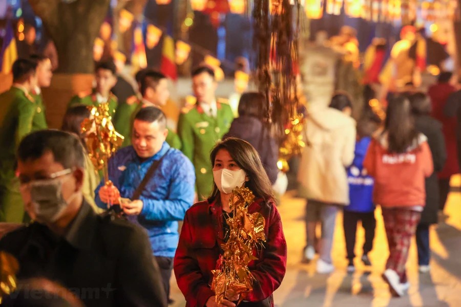 Người dân Thủ đô nô nức đi chùa cầu an sau thời khắc Giao thừa Người dân Thủ đô nô nức đi chùa cầu an sau thời khắc Giao thừa