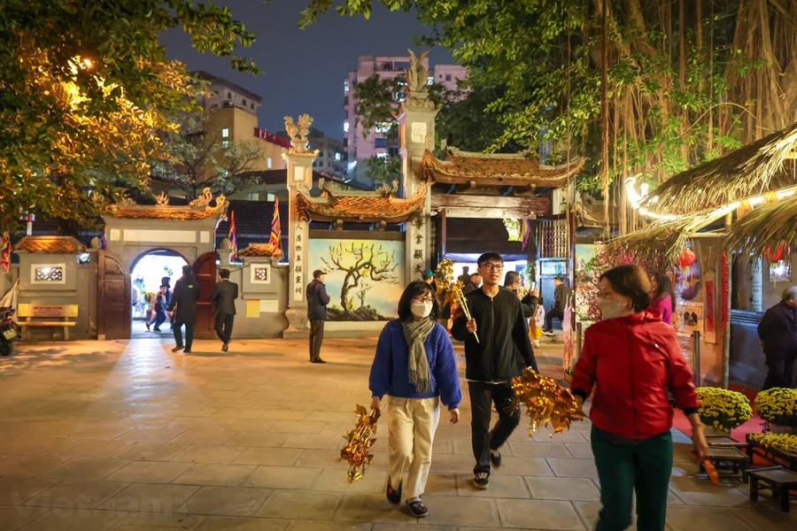Người dân Thủ đô nô nức đi chùa cầu an sau thời khắc Giao thừa Người dân Thủ đô nô nức đi chùa cầu an sau thời khắc Giao thừa