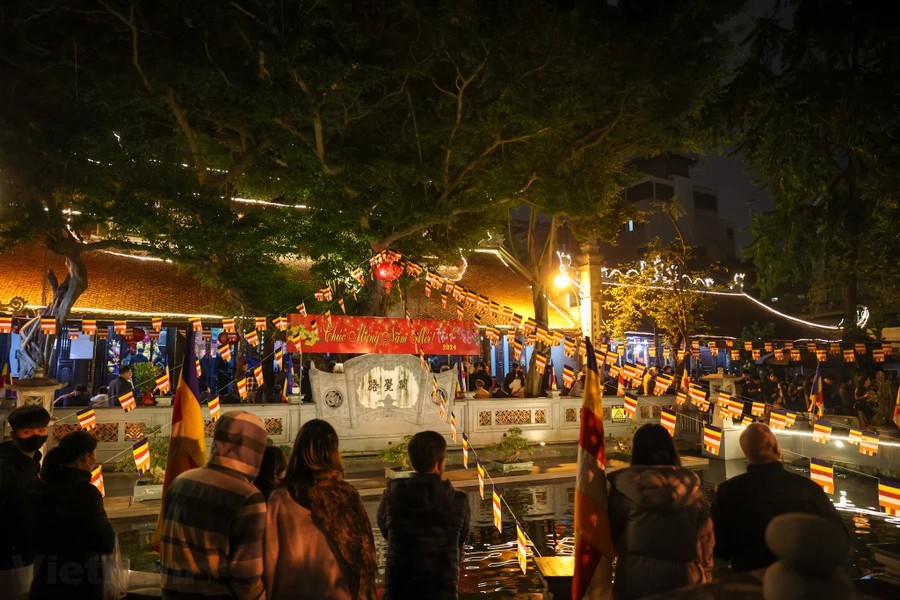 Người dân Thủ đô nô nức đi chùa cầu an sau thời khắc Giao thừa Người dân Thủ đô nô nức đi chùa cầu an sau thời khắc Giao thừa