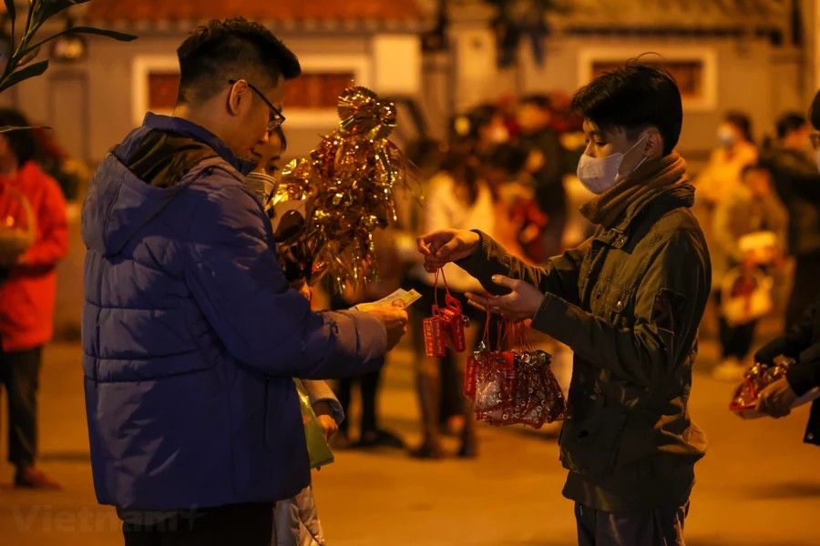 Người dân Thủ đô nô nức đi chùa cầu an sau thời khắc Giao thừa Người dân Thủ đô nô nức đi chùa cầu an sau thời khắc Giao thừa