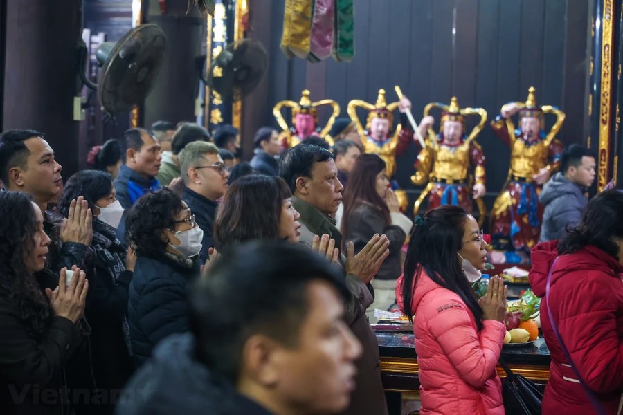 Người dân Thủ đô nô nức đi chùa cầu an sau thời khắc Giao thừa Người dân Thủ đô nô nức đi chùa cầu an sau thời khắc Giao thừa