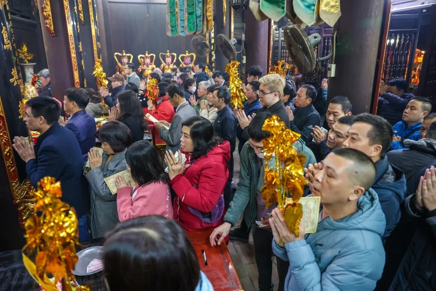 Người dân Thủ đô nô nức đi chùa cầu an sau thời khắc Giao thừa Người dân Thủ đô nô nức đi chùa cầu an sau thời khắc Giao thừa