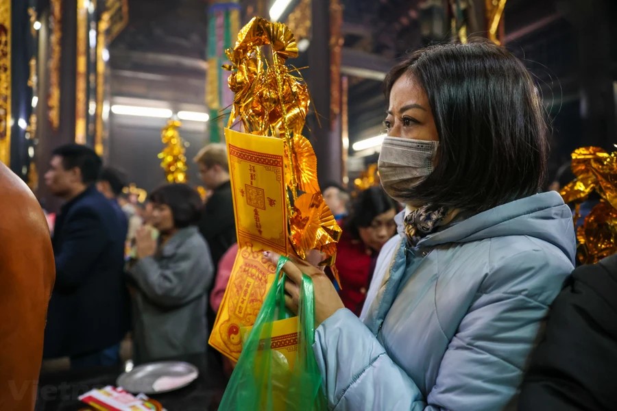 Người dân Thủ đô nô nức đi chùa cầu an sau thời khắc Giao thừa Người dân Thủ đô nô nức đi chùa cầu an sau thời khắc Giao thừa