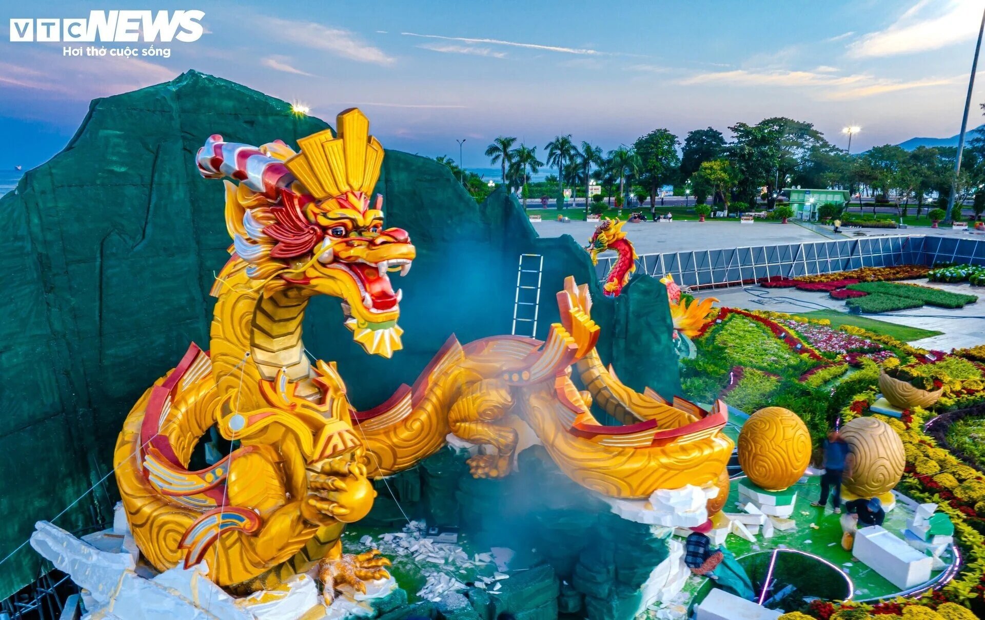 Cuối tháng 1/2024, cụm linh vật Rồng với chủ đề "Tự hào cha rồng mẹ tiên" ở TP Quy Nhơn, tỉnh Bình Định được trình làng. Theo UBND Bình Định, cụm linh vật lấy cảm hứng từ truyền thuyết Lạc Long Quân và Âu Cơ. Tác phẩm dài hơn 18m, cao hơn 7m, màu sắc chủ đạo là vàng đồng, đầu quay về hướng Tây với ý nghĩa "cha Rồng trông non". Hai rồng phụ có phần đầu dài 16m, quay về hướng Đông tượng trưng "mẹ Tiên trông biển". (Ảnh: Mục Thần)