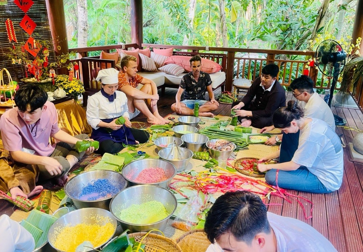 Du khách nước ngoài được trải nghiệm cách gói bánh chưng tại một khách sạn ở Phú Quốc. Du khách nước ngoài được trải nghiệm cách gói bánh chưng tại một khách sạn ở Phú Quốc.
