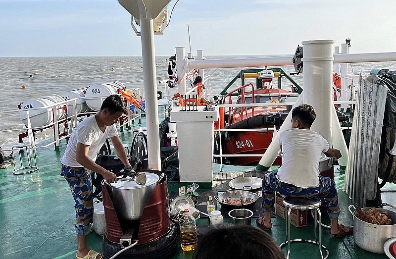 Love and Warm Support on a Sea Voyage Love and Warm Support on a Sea Voyage