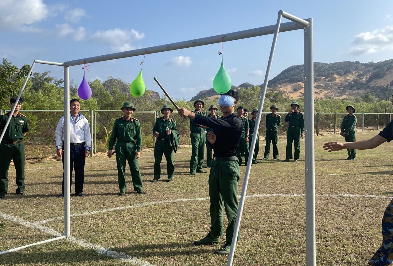 Thi bít mắt đập bóng nước Thi bít mắt đập bóng nước