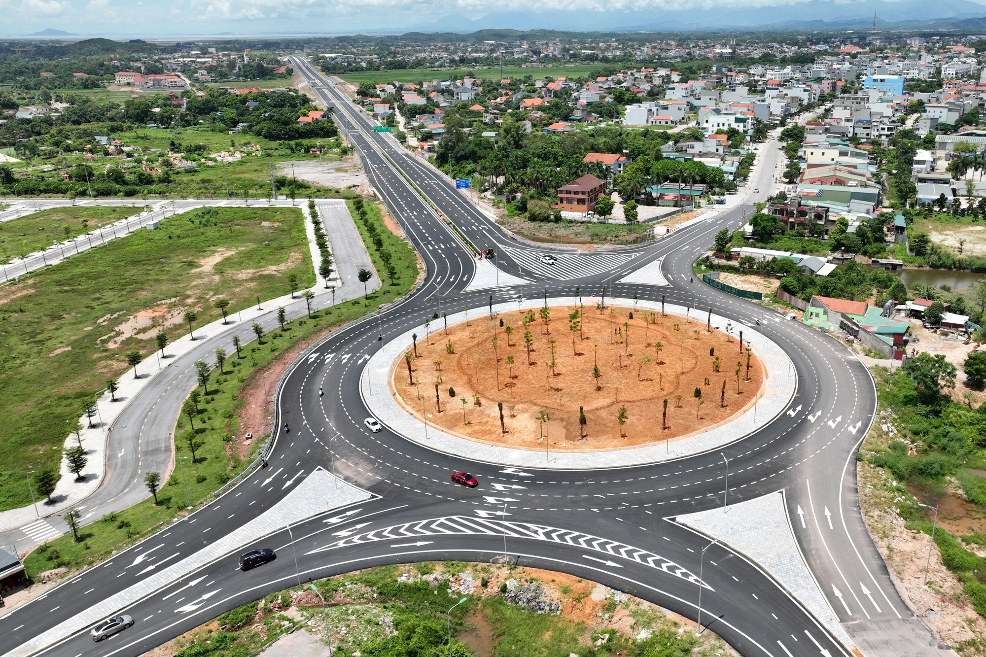 Kinh tế Việt Nam 2024: Hướng tới đỉnh cao hơn- Ảnh 2. Kinh tế Việt Nam 2024: Hướng tới đỉnh cao hơn- Ảnh 2.