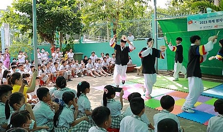 Dệt bức tranh hữu nghị, cùng gắn kết tấm lòng Dệt bức tranh hữu nghị, cùng gắn kết tấm lòng