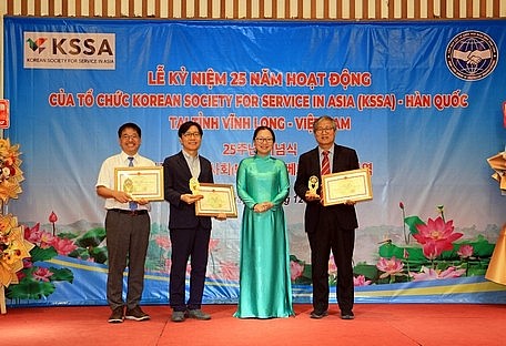 Phó Chủ tịch UBND tỉnh- Nguyễn Thị Quyên Thanh tặng bằng khen cho tổ chức phi chính phủ nước ngoài có nhiều đóng góp tại tỉnh Vĩnh Long. Phó Chủ tịch UBND tỉnh- Nguyễn Thị Quyên Thanh tặng bằng khen cho tổ chức phi chính phủ nước ngoài có nhiều đóng góp tại tỉnh Vĩnh Long.