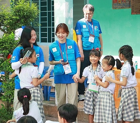Hành trình yêu thương vượt ngàn kilômét, dệt tình hữu nghị, kết nối tấm lòng. Hành trình yêu thương vượt ngàn kilômét, dệt tình hữu nghị, kết nối tấm lòng.