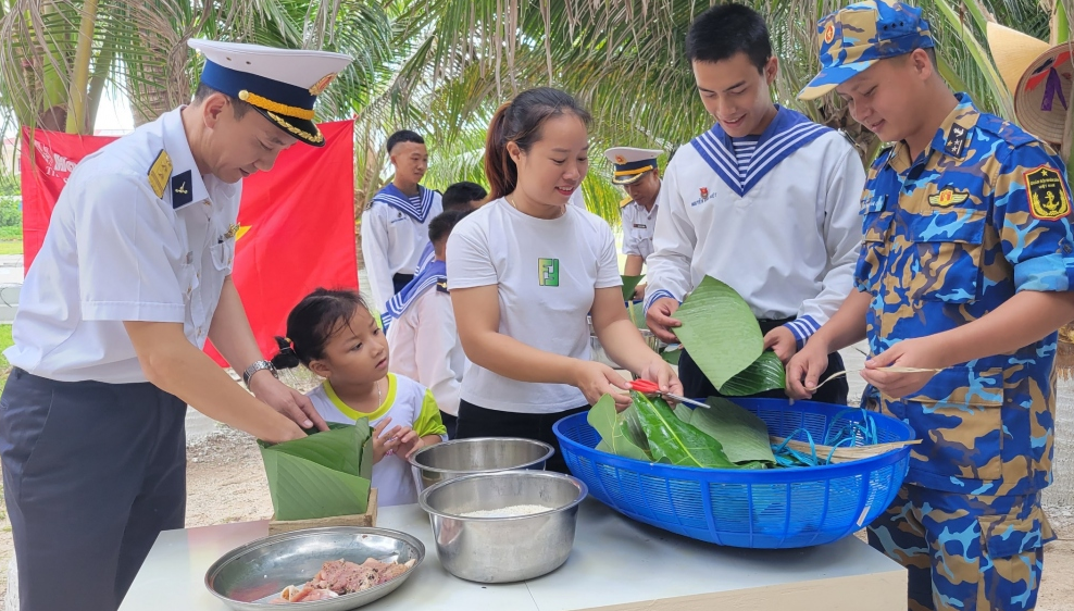 Những chiếc bánh chưng xanh đong đầy tình cảm của cả quân và dân cả nước. Những chiếc bánh chưng xanh đong đầy tình cảm của cả quân và dân cả nước.
