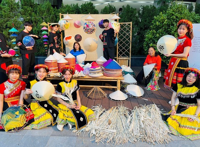 Đặc sắc nón lá làng Chuông Đặc sắc nón lá làng Chuông