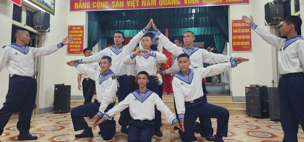 Những tiết mục văn nghệ ca ngợi Đảng, Bác Hồ, quê hương được các chiến sĩ biểu diễn đầy nhiệt huyết Những tiết mục văn nghệ ca ngợi Đảng, Bác Hồ, quê hương được các chiến sĩ biểu diễn đầy nhiệt huyết