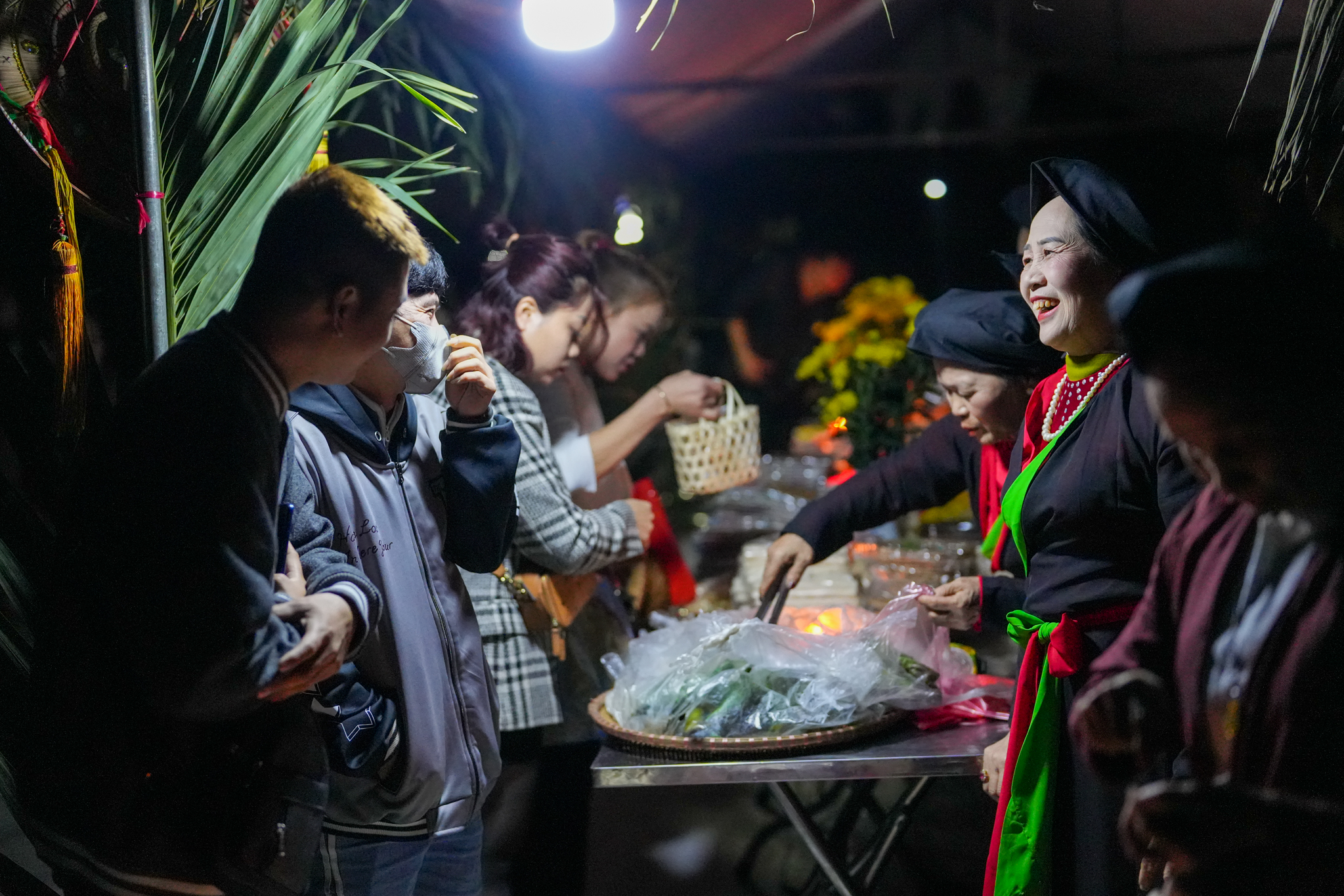 Ảnh: Phiên chợ Âm Dương "mua may, bán rủi" độc đáo nhất đất Bắc, mỗi năm chỉ mở một lần - Ảnh 8. Ảnh: Phiên chợ Âm Dương "mua may, bán rủi" độc đáo nhất đất Bắc, mỗi năm chỉ mở một lần - Ảnh 8.
