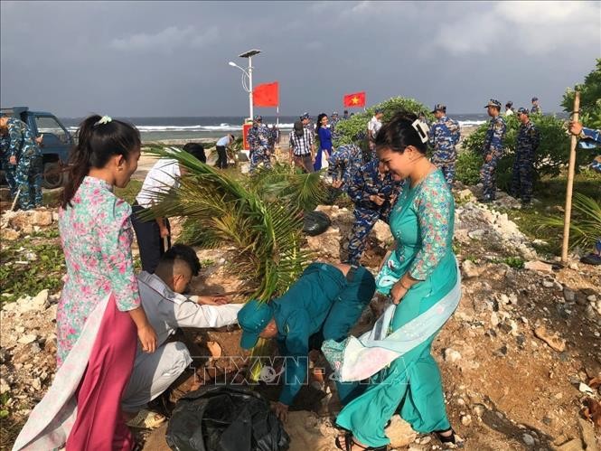 Huyện đảo Trường Sa hưởng ứng Tết trồng cây đầu năm mới Huyện đảo Trường Sa hưởng ứng Tết trồng cây đầu năm mới