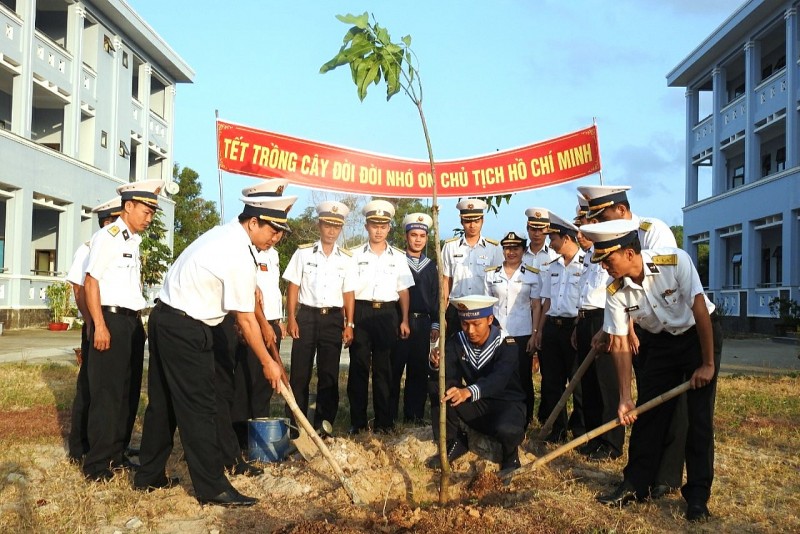 undefined Cán bộ, chiến sĩ Trung đoàn 551, Vùng 5 Hải quân hưởng ứng “Tết trồng cây đời đời nhớ ơn Bác Hồ”